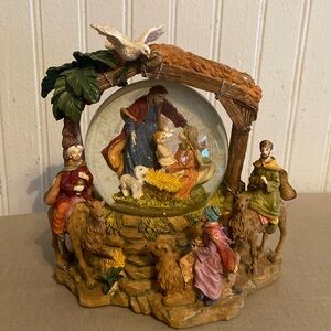 Manger  scene snow globe